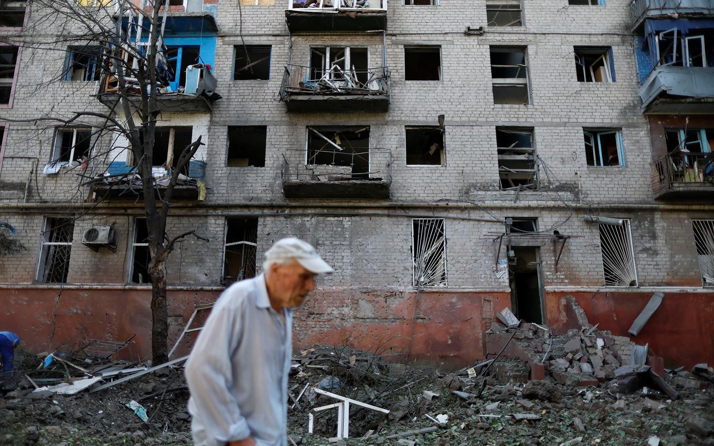Ukraina mees kõndimas pommitada saanud maja eest mööda Kramatorskis