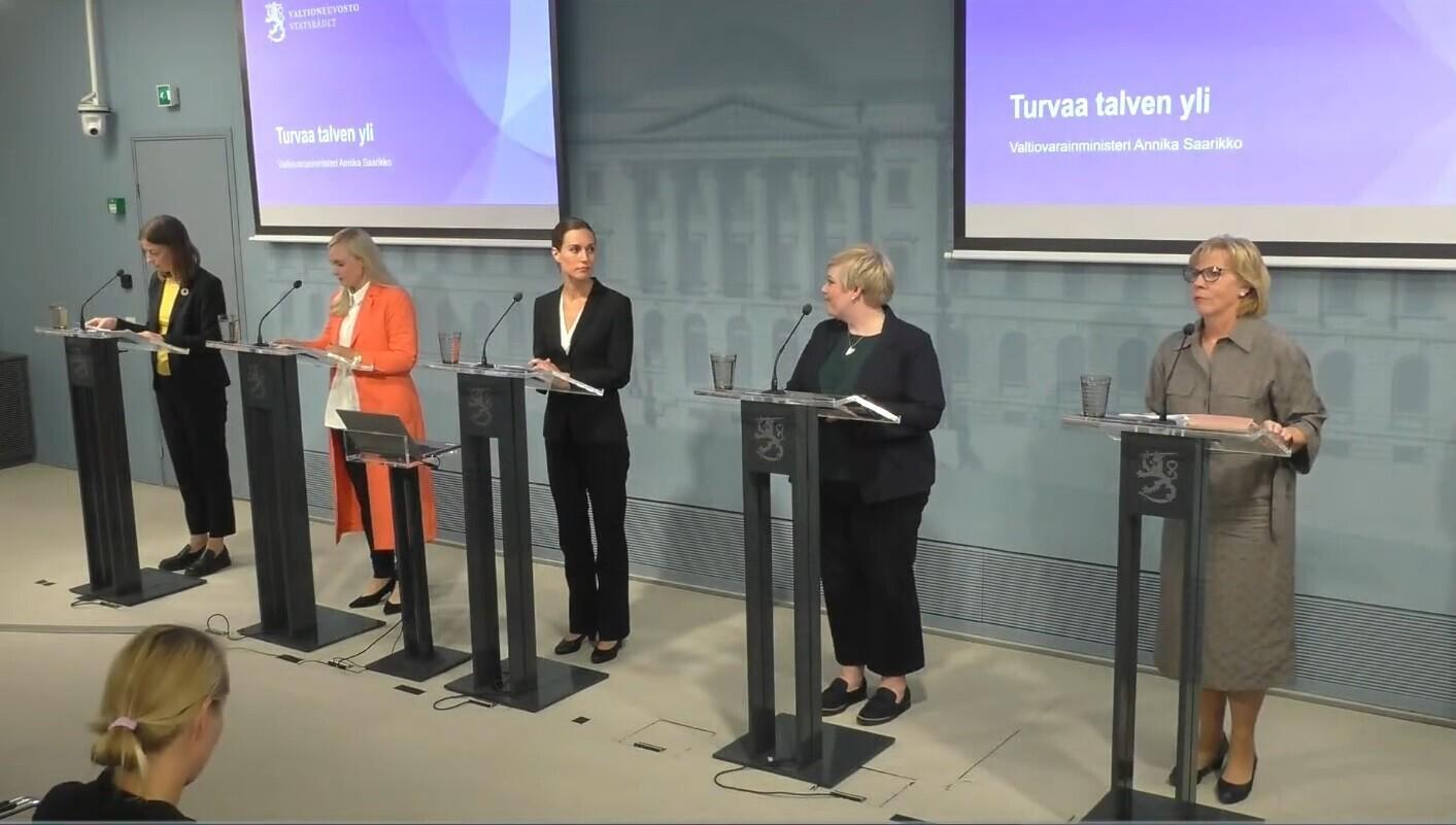 Soome valitsusliikmed pressikonverentsil Soome 2023. aasta riigieelarvet tutvustamas