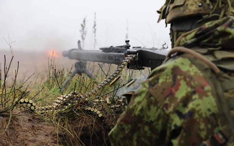 Kui võõrväed peaksid osa Eestist okupeerima, tähendaks see, et seal või mujal vastase tagalas peaks Eesti väed osutama relvastatud vastupanu.