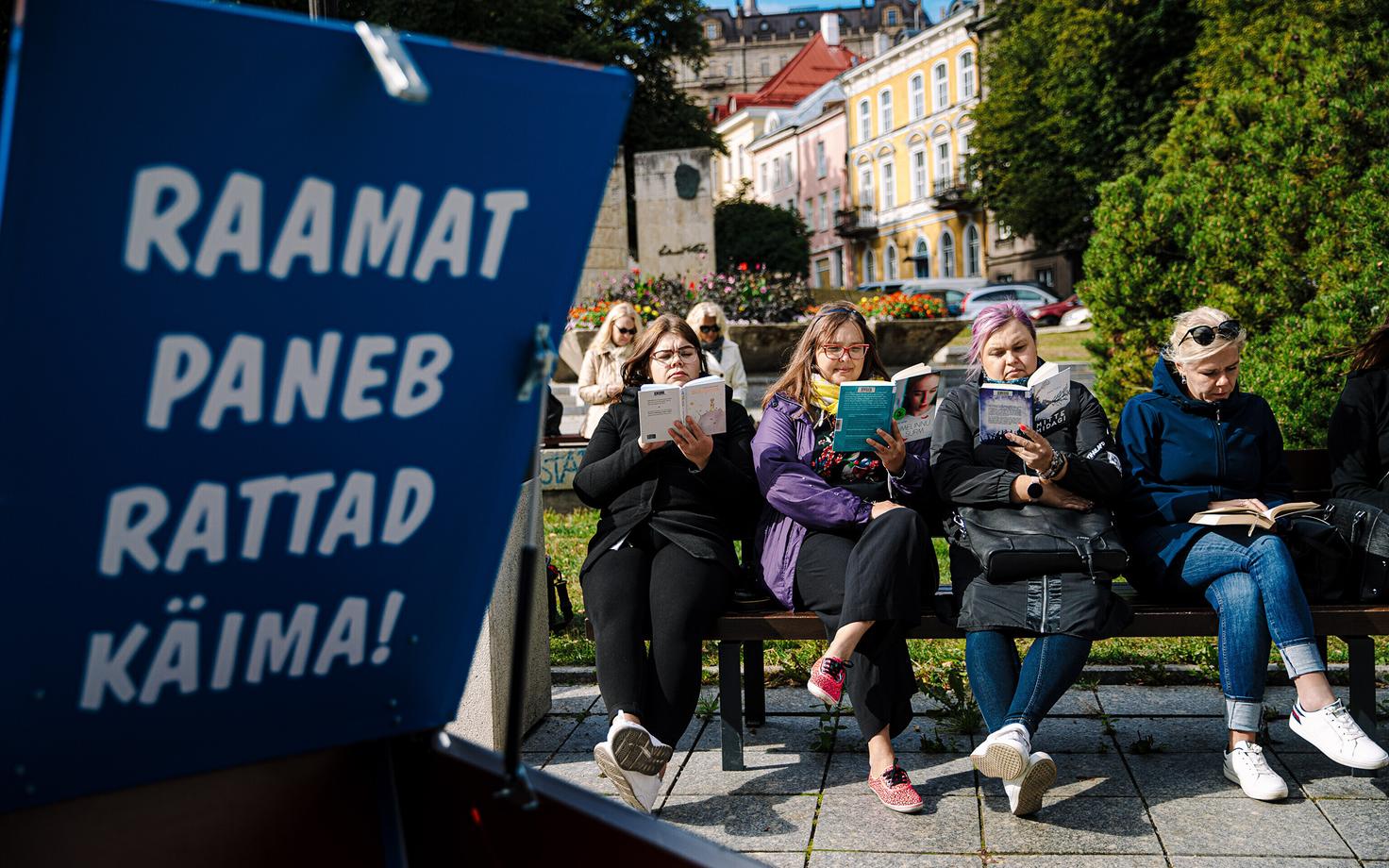 “Lugemistund” Tallinnas kirjanike maja ees 2022. aastal.