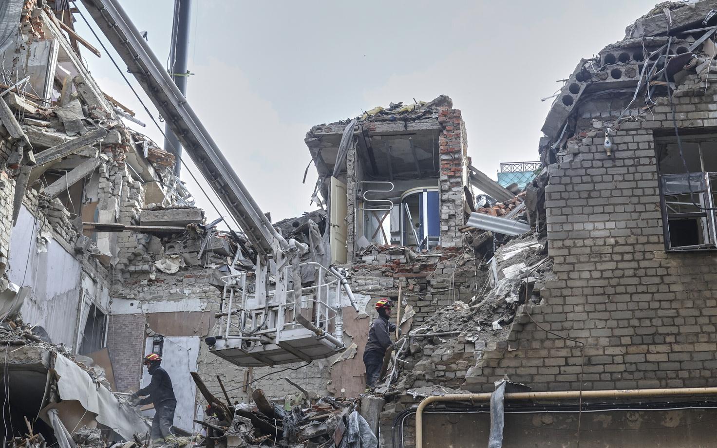 Ukraina päästjad Harkivi linnas asuva elumaja rusudes