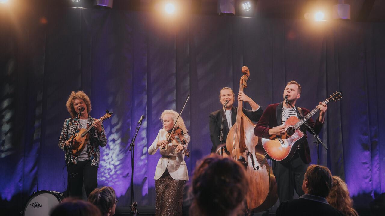 Curly Strings pävis 2021. aastal aasta albumi Etnokulbi albumi „Pidu meis eneses“ eest