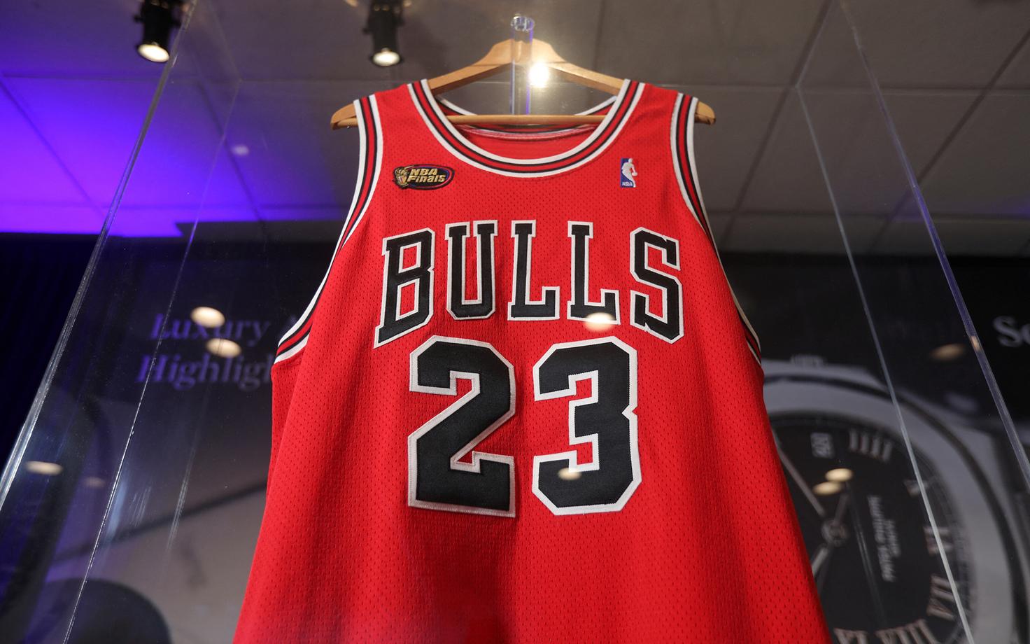 Michael Jordani 1998. aasta finaalseeria avamängus kantud Chicago Bullsi särk