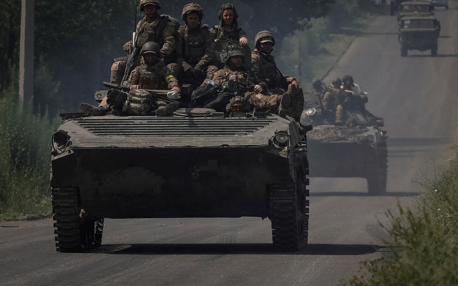 Ukraina sõdurid BMP-1 lahingumasina peal Donetski oblastis juunis