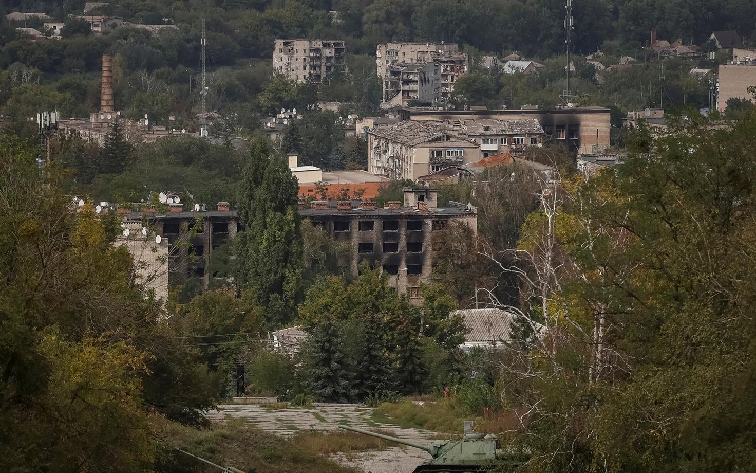 Pommitatud majad Izjumis.
