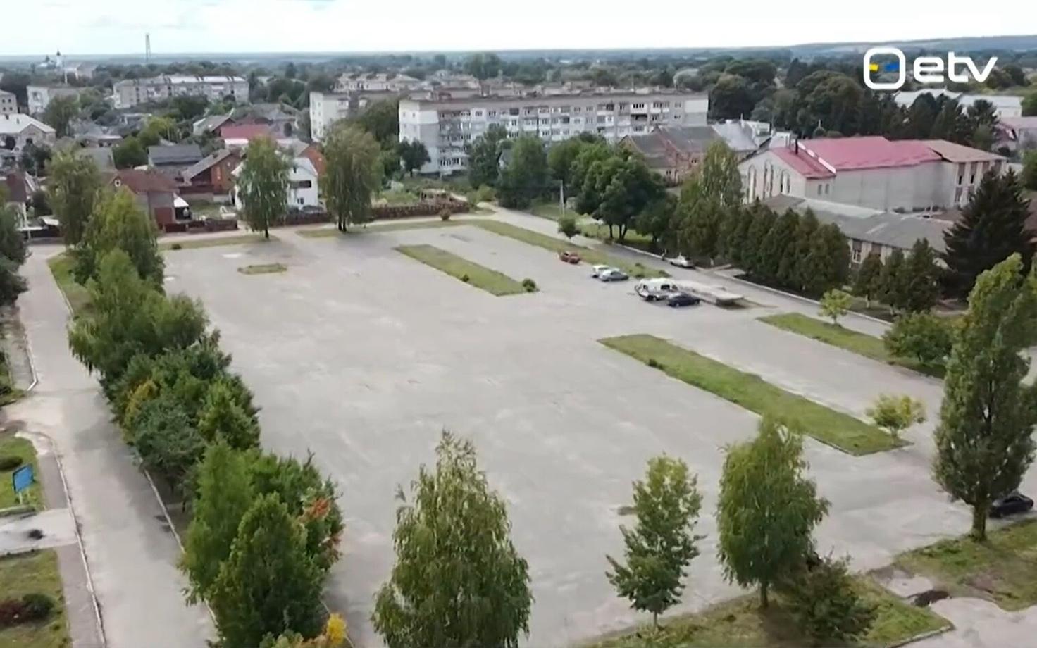 Парковка в Овруче, на месте которой Эстония построит детский сад.