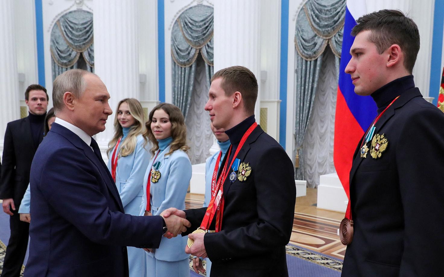 Venemaa president Vladimir Putin kätlemas murdmaasuusataja Deniss Spitsoviga