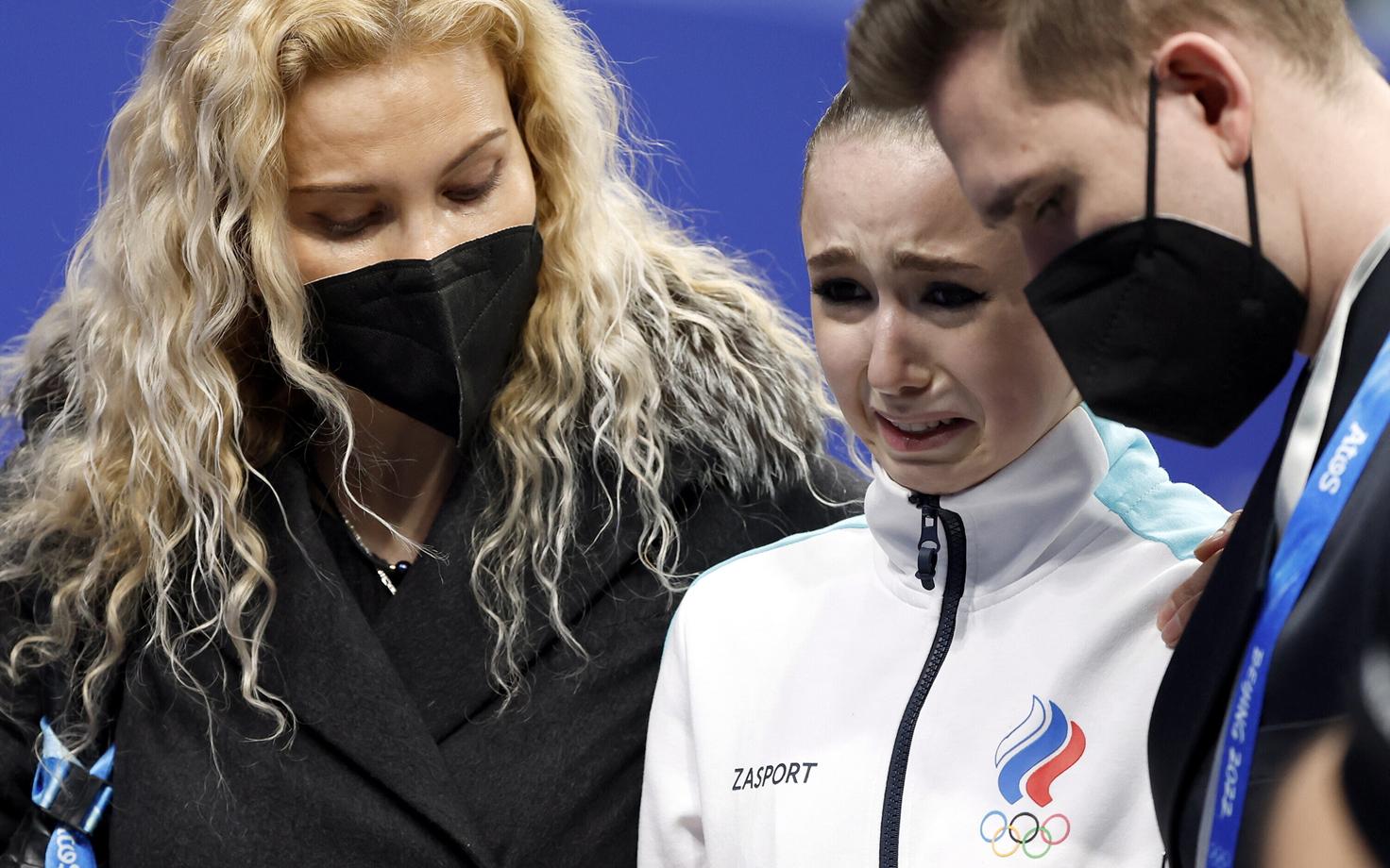Kamila Valijeva Pekingi olümpial enda treeneritega.