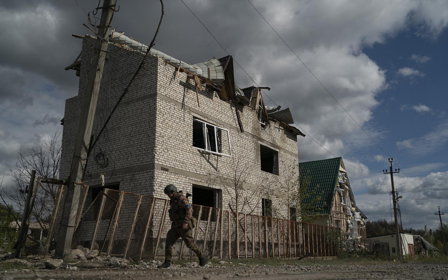 Ukraina sõdur Donetski oblastis purustatud hoone ees.