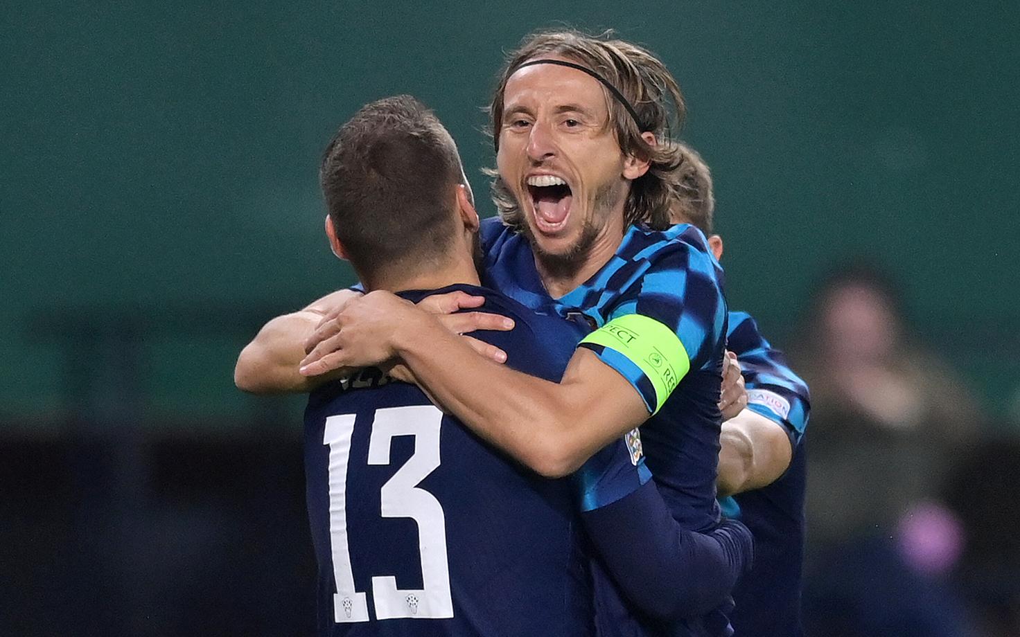 Luka Modric ja Horvaatia jalgpallikoondis võitu tähistamas