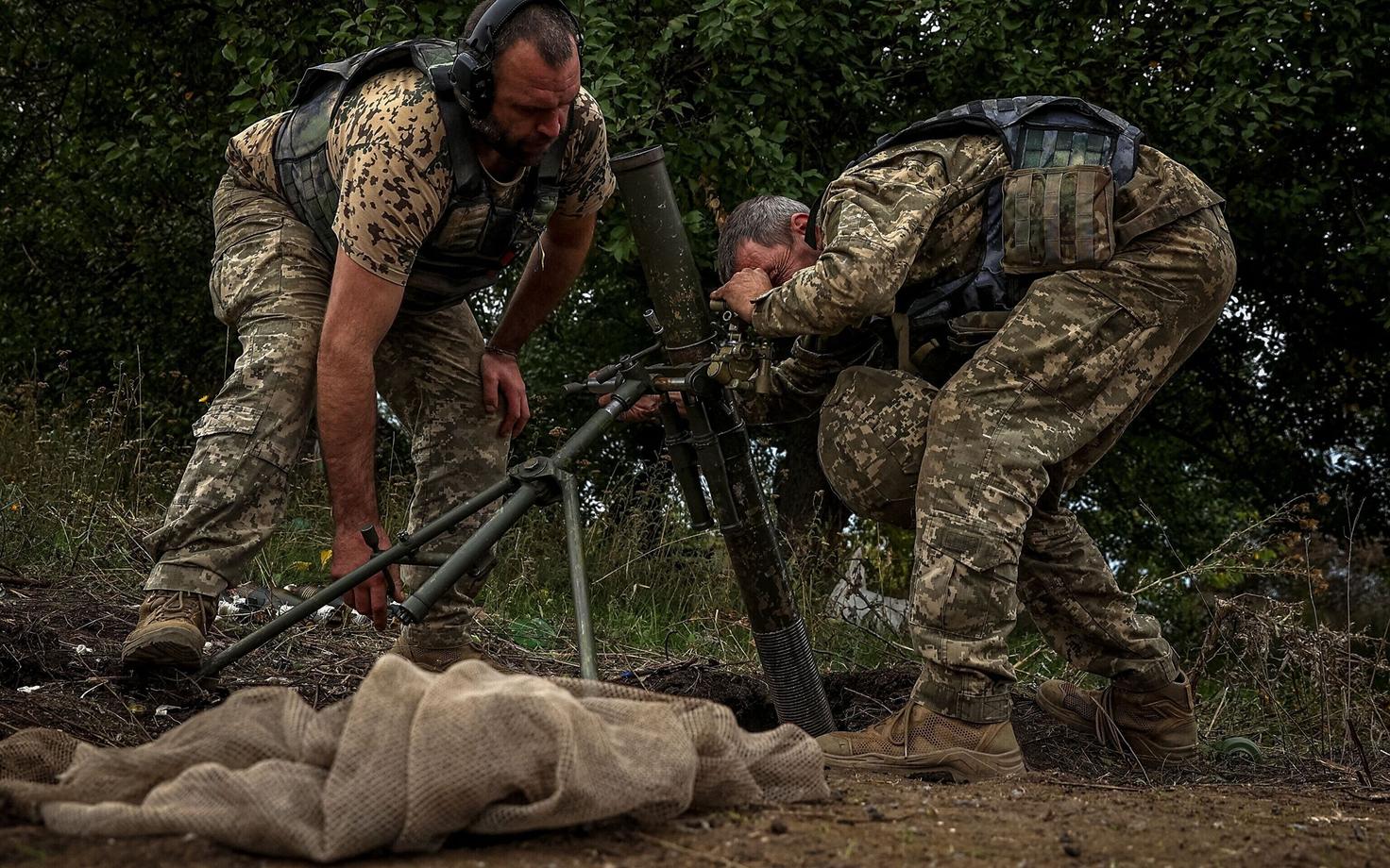 Ukraina sõdurid panevad paika miinipildujapositsiooni