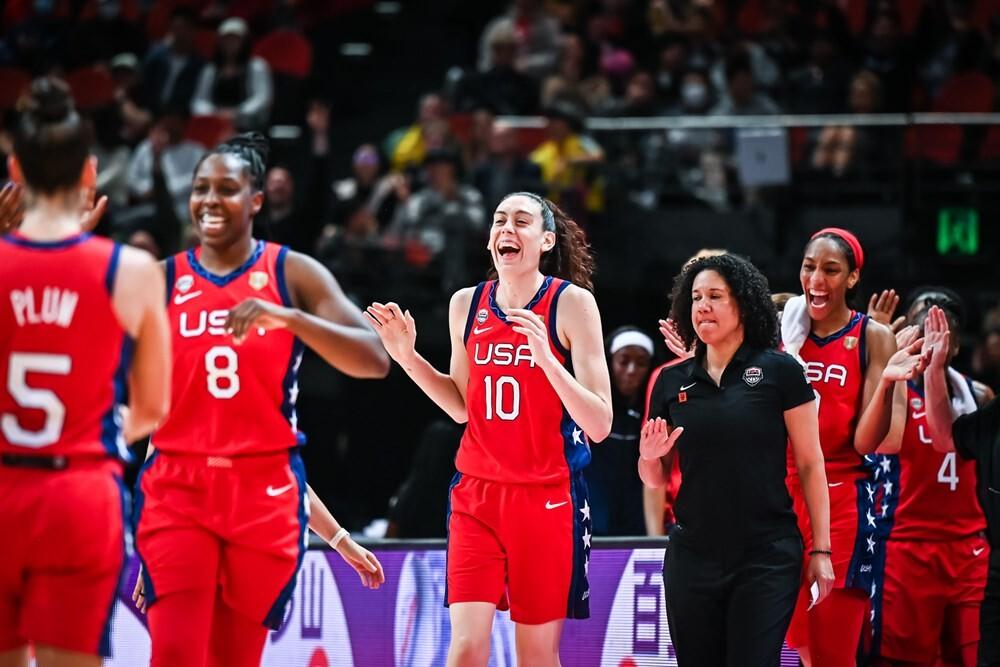 Breanna Stewart koos koondisekaaslastega rõõmustamas.