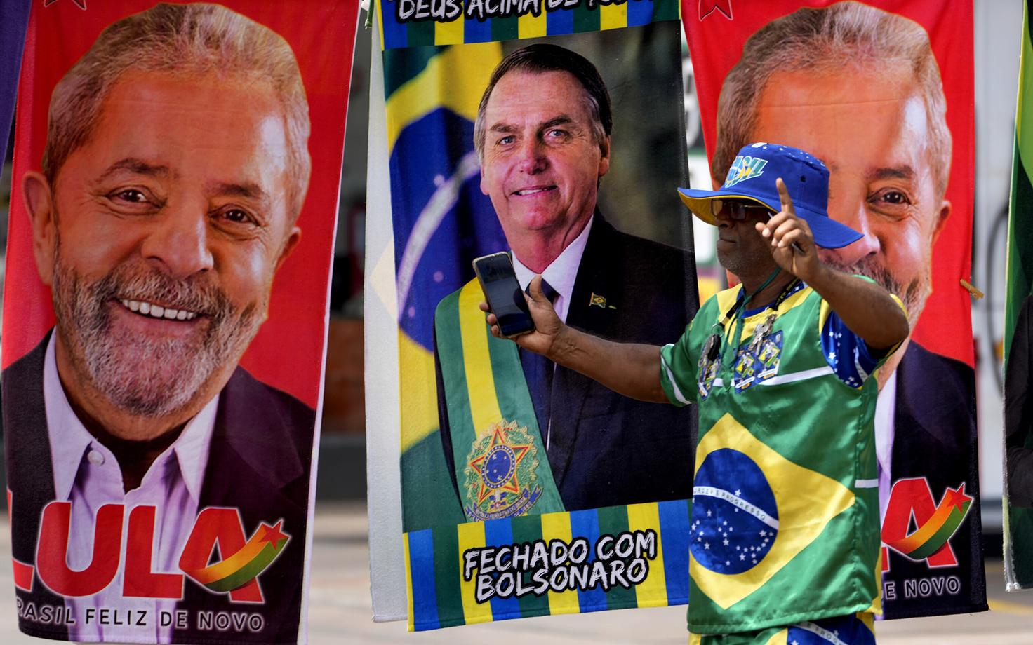 Brasiilia müüdi presidendivalimiste raames ka kahe presidendikandidaadi näoga rätikuid, vasakul pool Lula ja paremal Bolsonaro