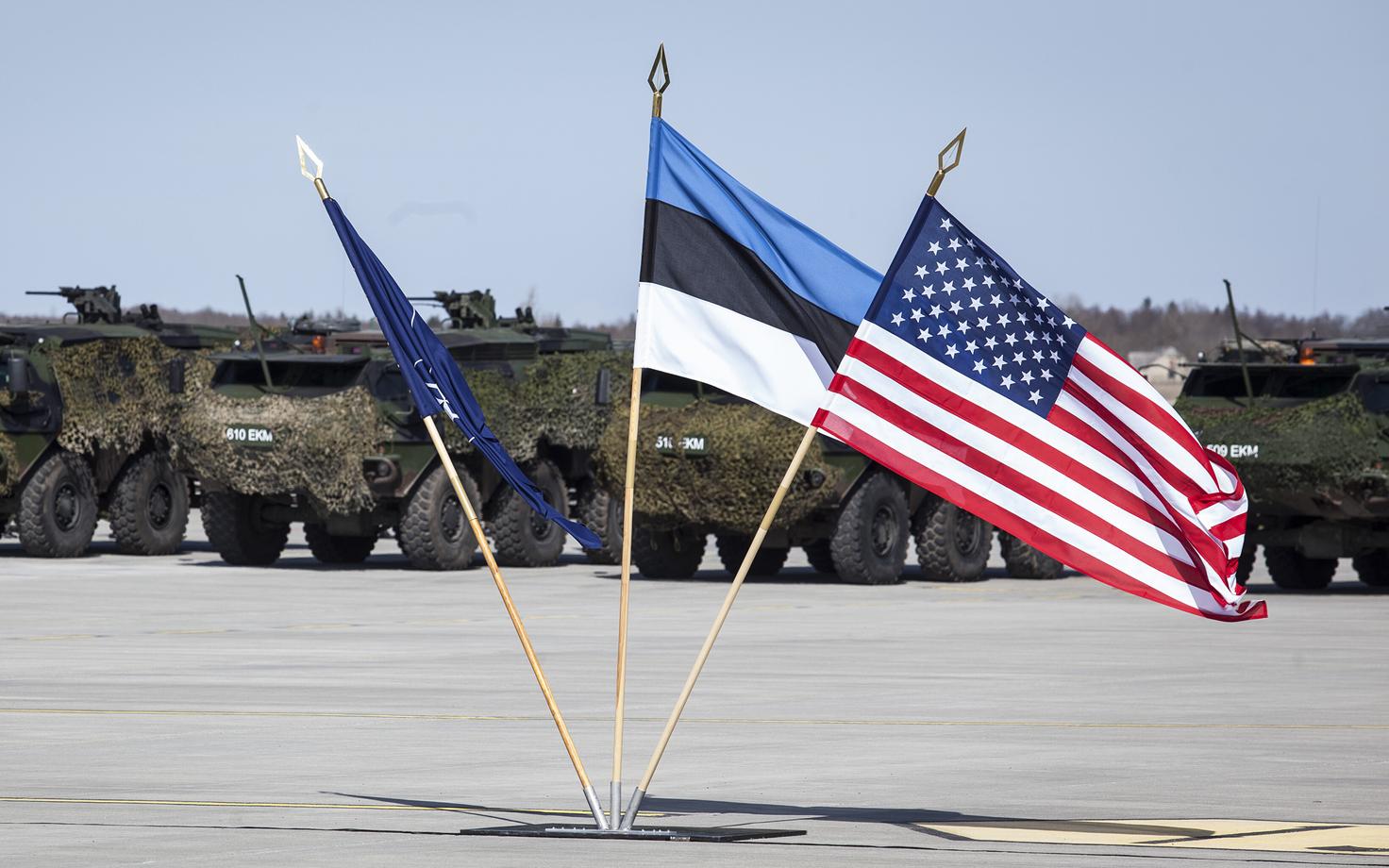 Флаги НАТО, Эстонии и США.