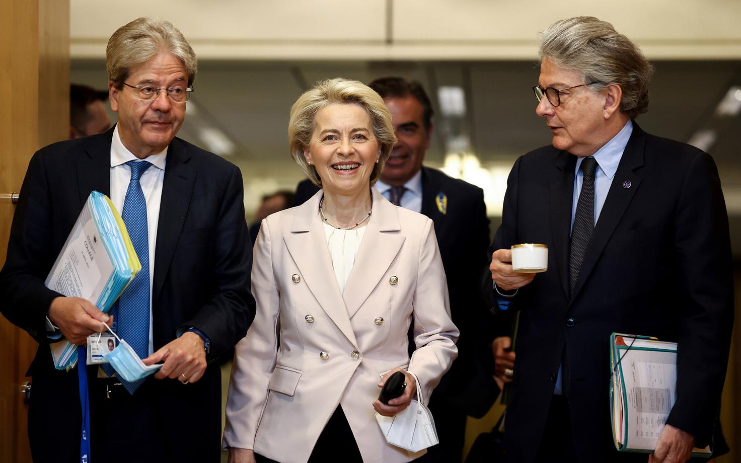 Vasakul Paolo Gentiloni, keskel Euroopa Komisjoni president Ursula von der Leyen ning paremal Thierry Breton
