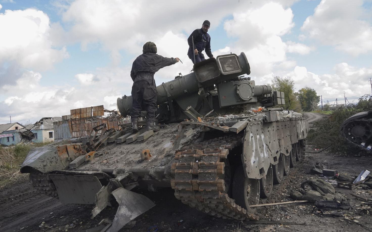 Ukraina sõdurid enda valdusesse saadud Vene tanki otsas