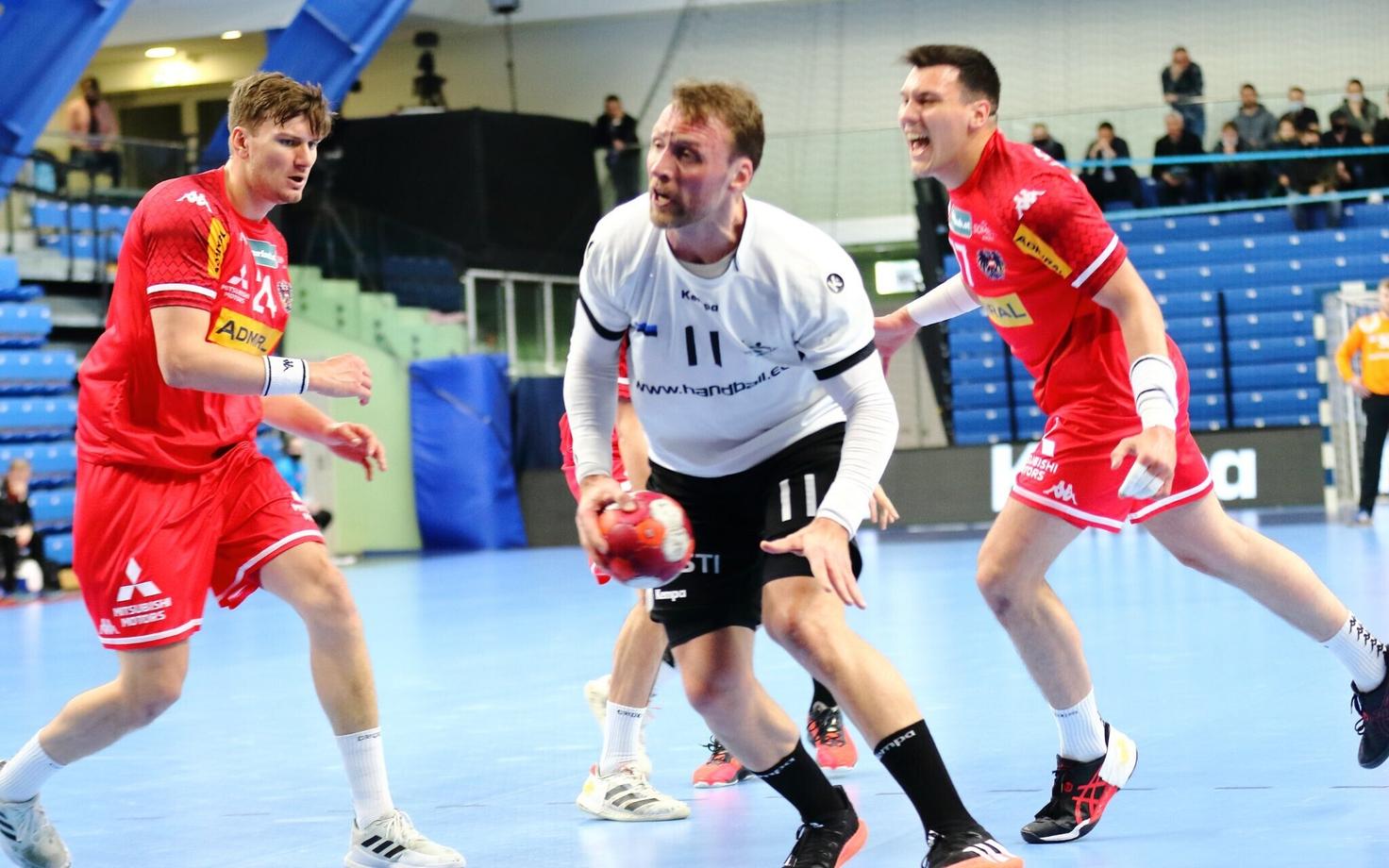 Eesti käsipallikoondise kapten Martin Johannson (palliga)