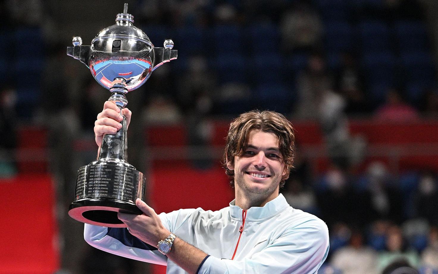 Taylor Fritz Tokyo turniiri trofeega