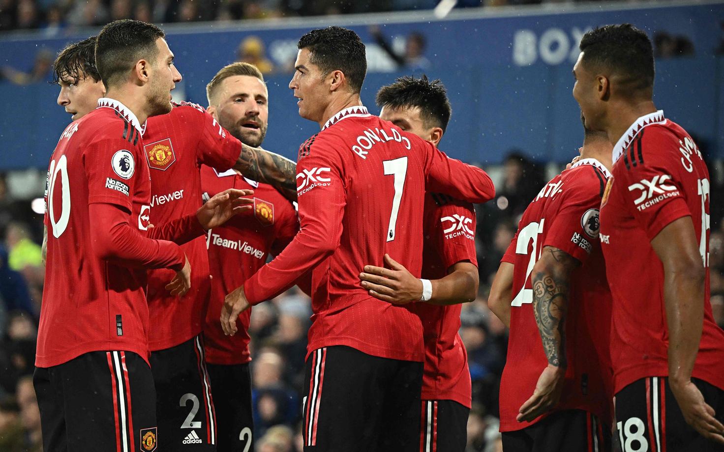 Manchester Unitedi mängijad Cristiano Ronaldo väravat tähistamas