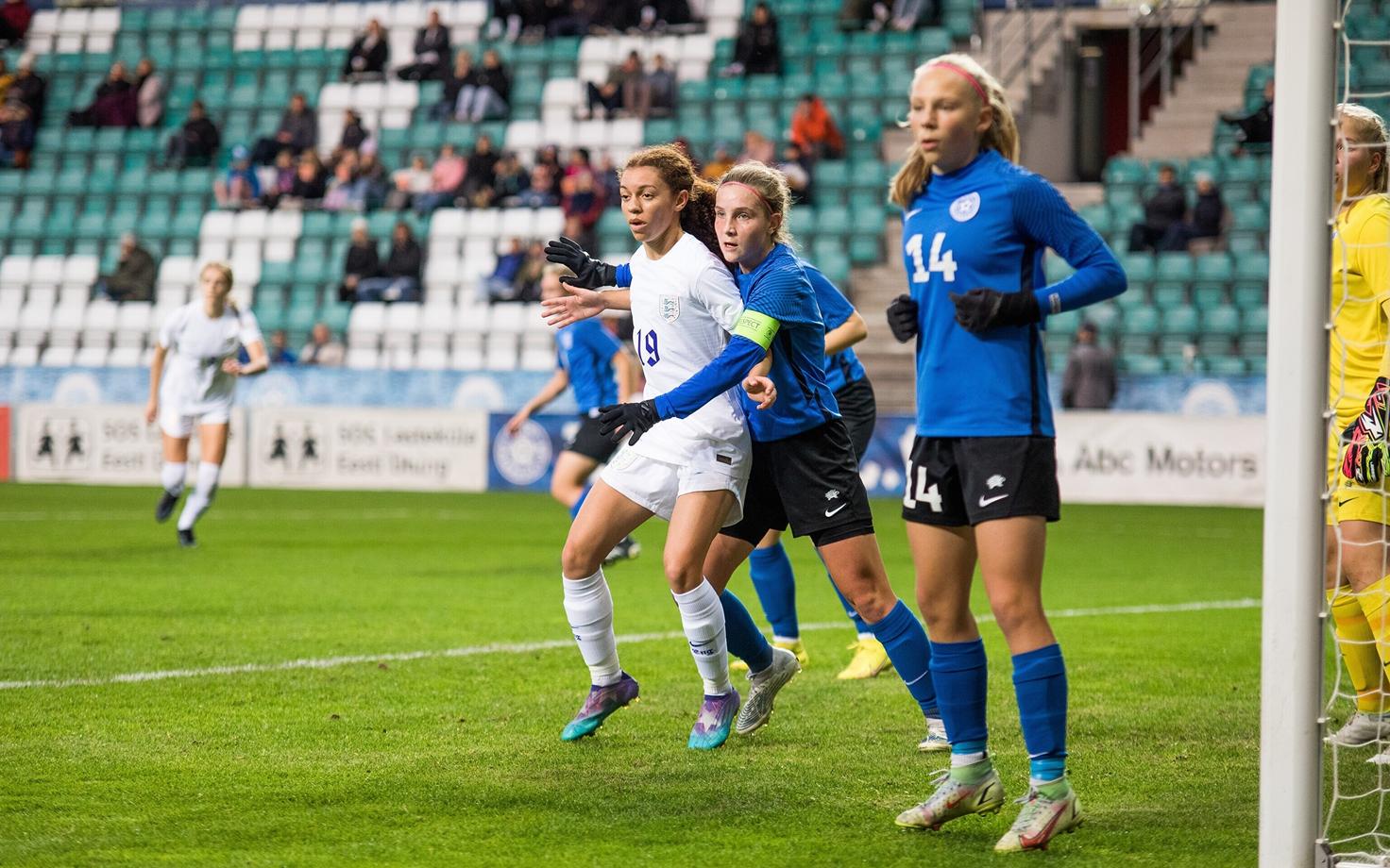 Eesti naiste U-17 jalgpallikoondis kaitsmas nurgalööki Inglismaa vastu