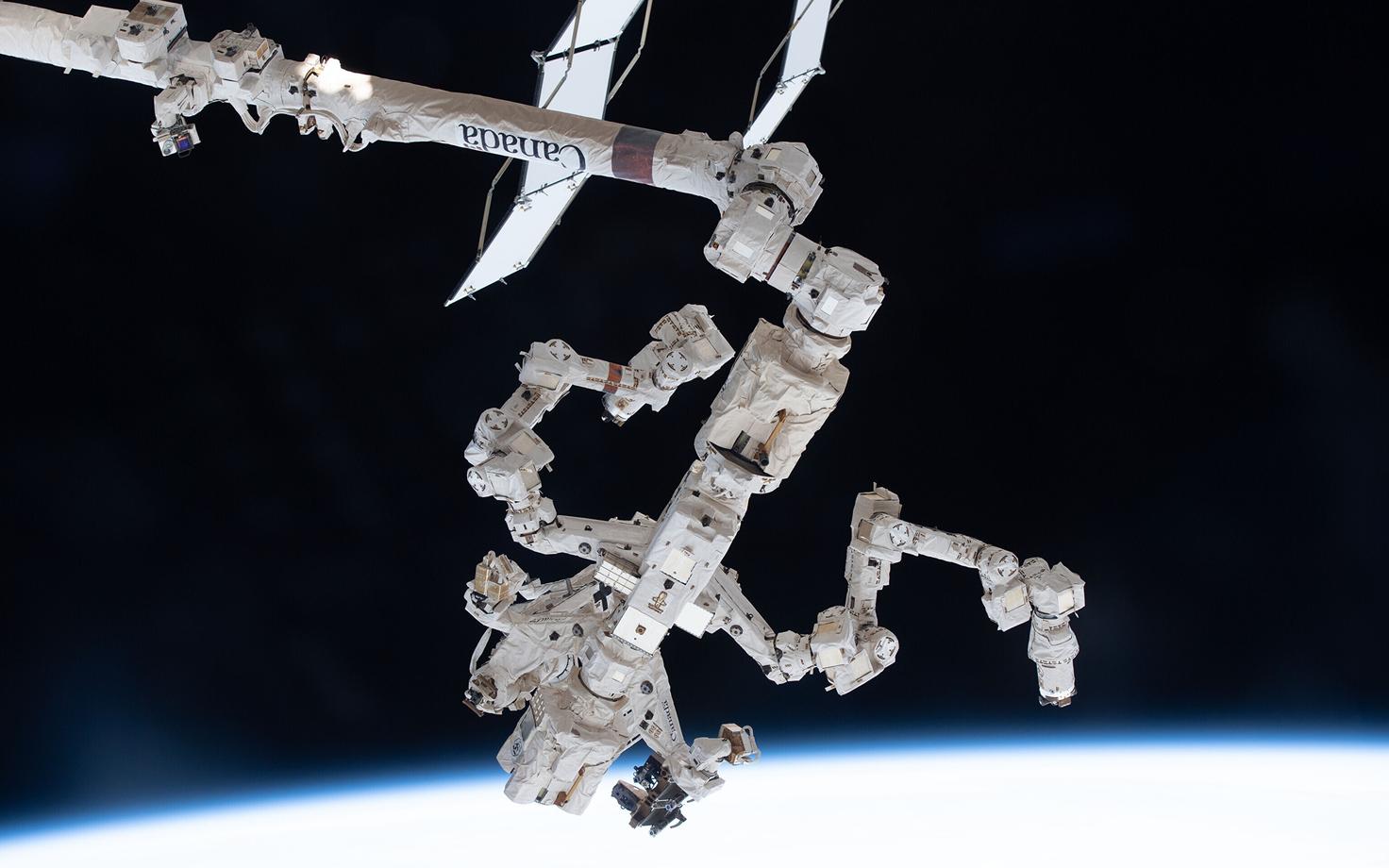 Dextre — двурукий манипулятор, являющийся частью мобильной обслуживающей системы «Канадарм2» на МКС