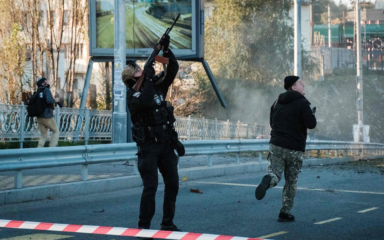 Politseinik tulistab Iraani drooni pihta Kiievis