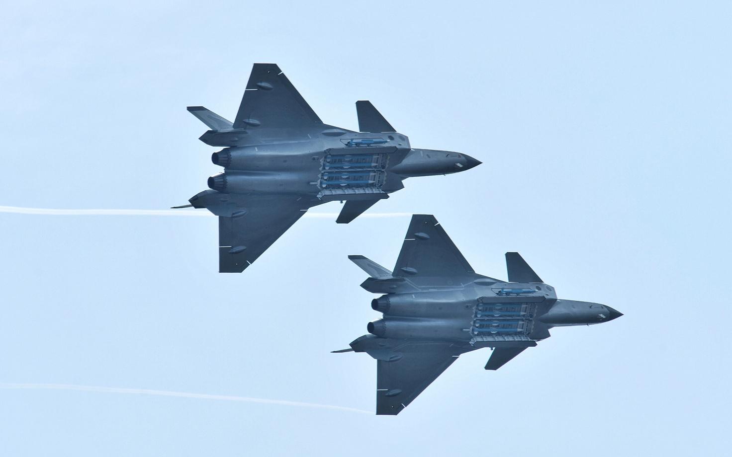 Hiina Chengdu J-20 hävituslennuk lennundusnäitusel lahtise pommipesaga
