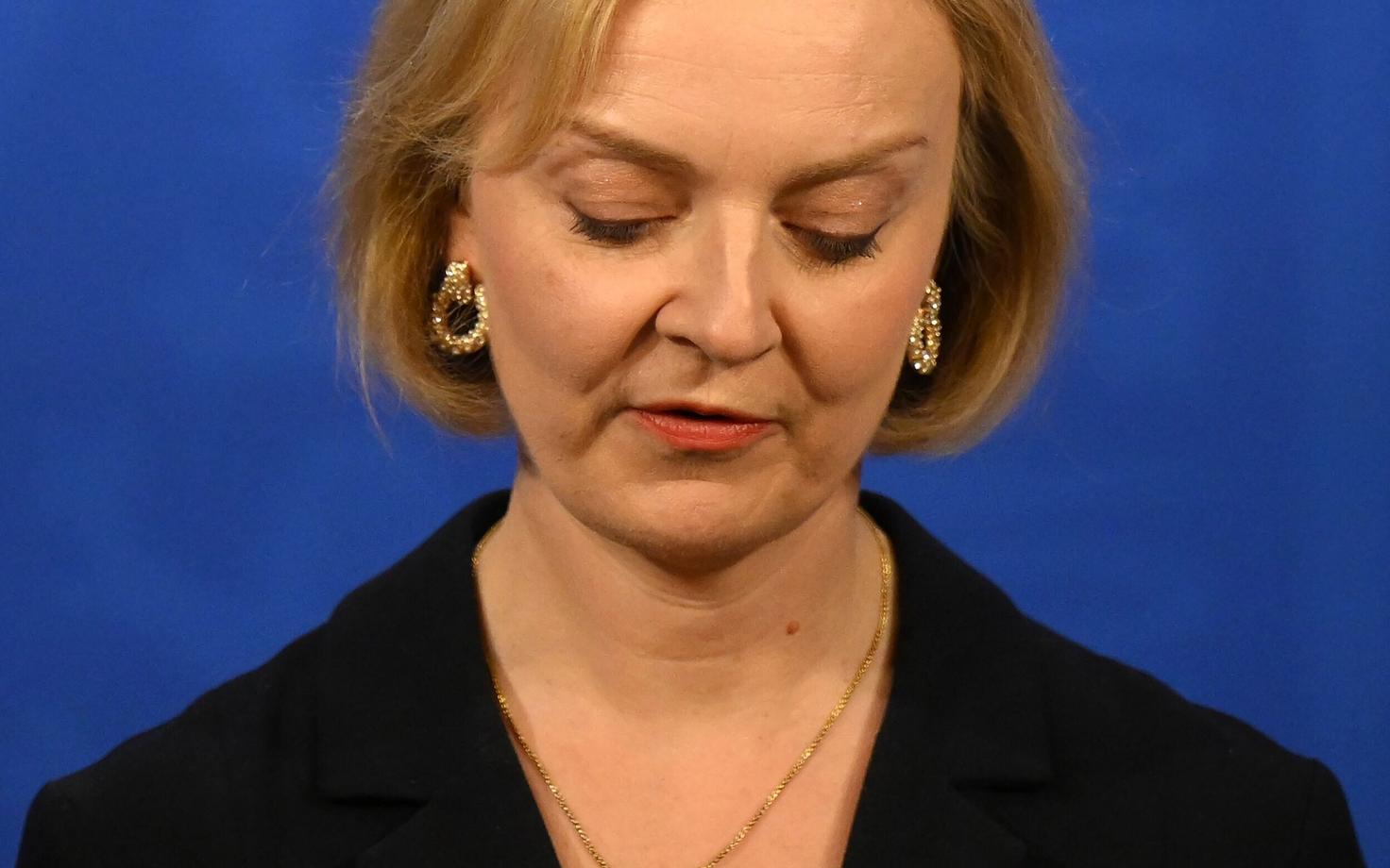 Liz Trussi silmad pööratud allapoole 14. oktoobril antud pressikonverentsil
