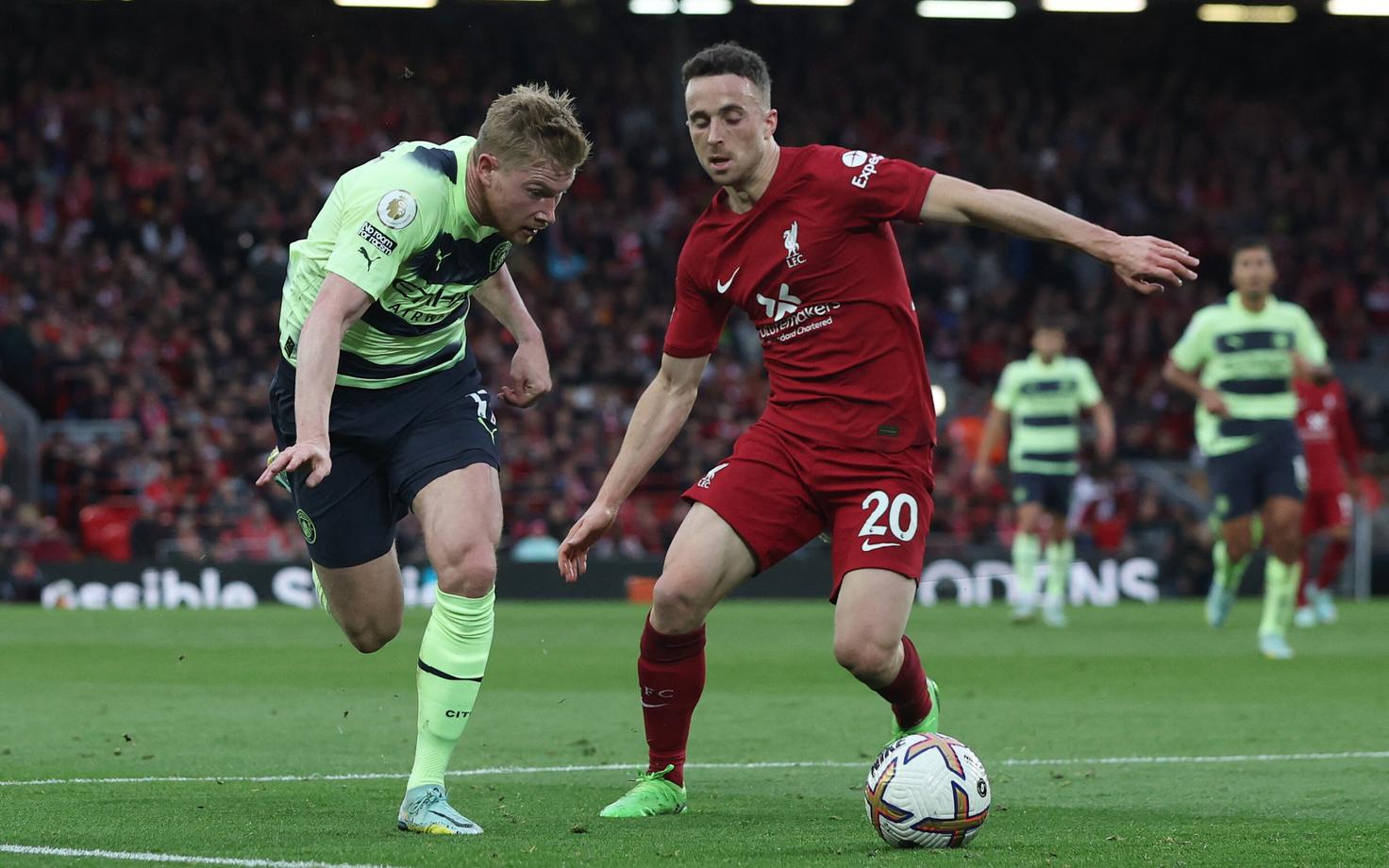Diogo Jota (paremal) mängus Manchester City vastu