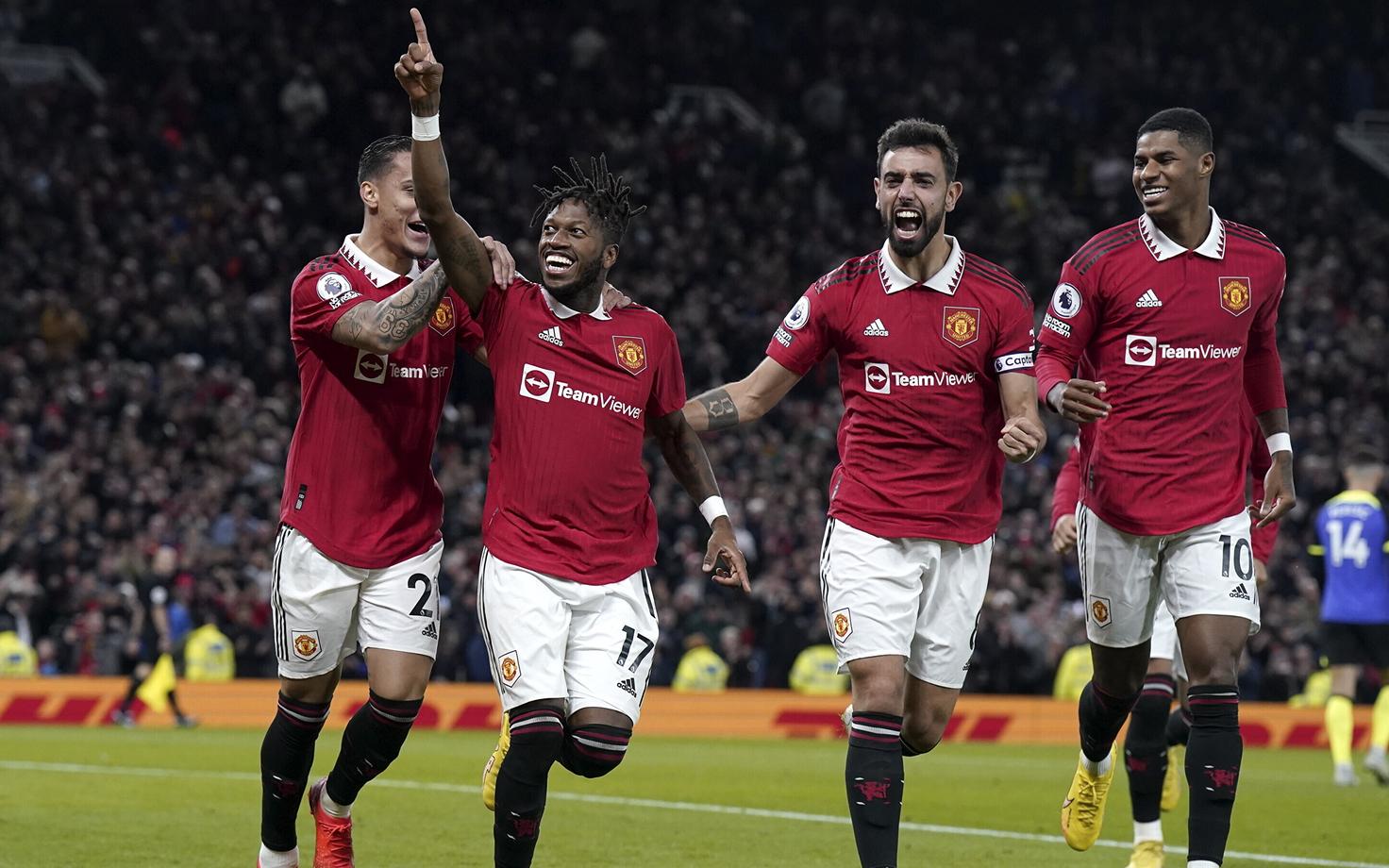 Manchester Unitedi mängijad Fredi väravat tähistamas