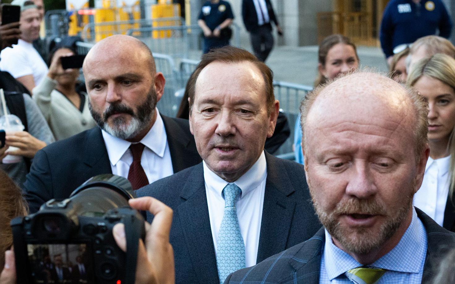 Kevin Spacey (keskel)