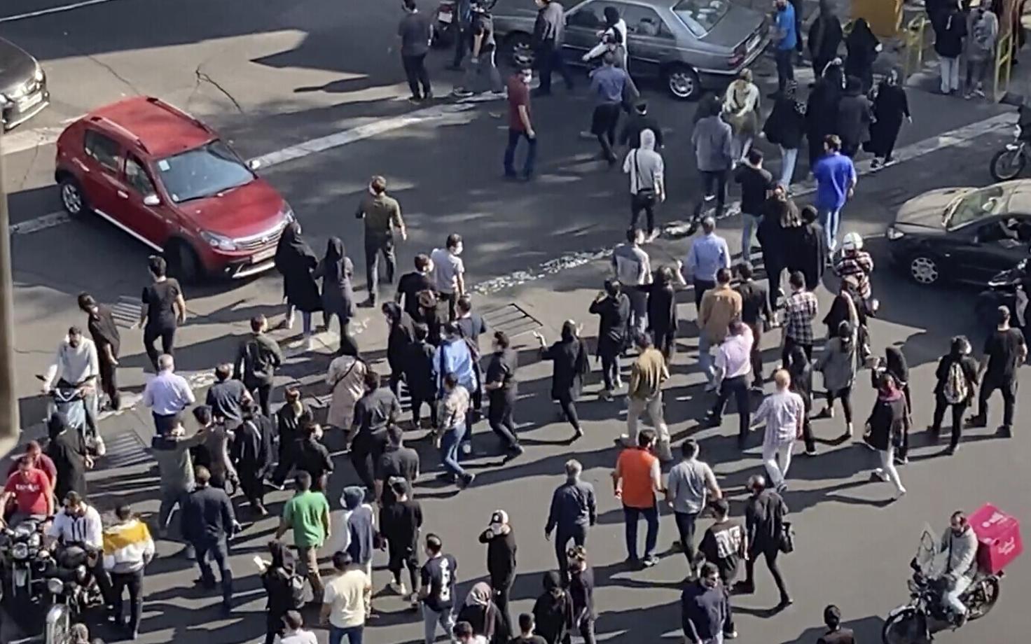 Kuvatõmmis videost, kus on näha Iraani protestijaid kogunemas ristmikule ühes Iraani linnas