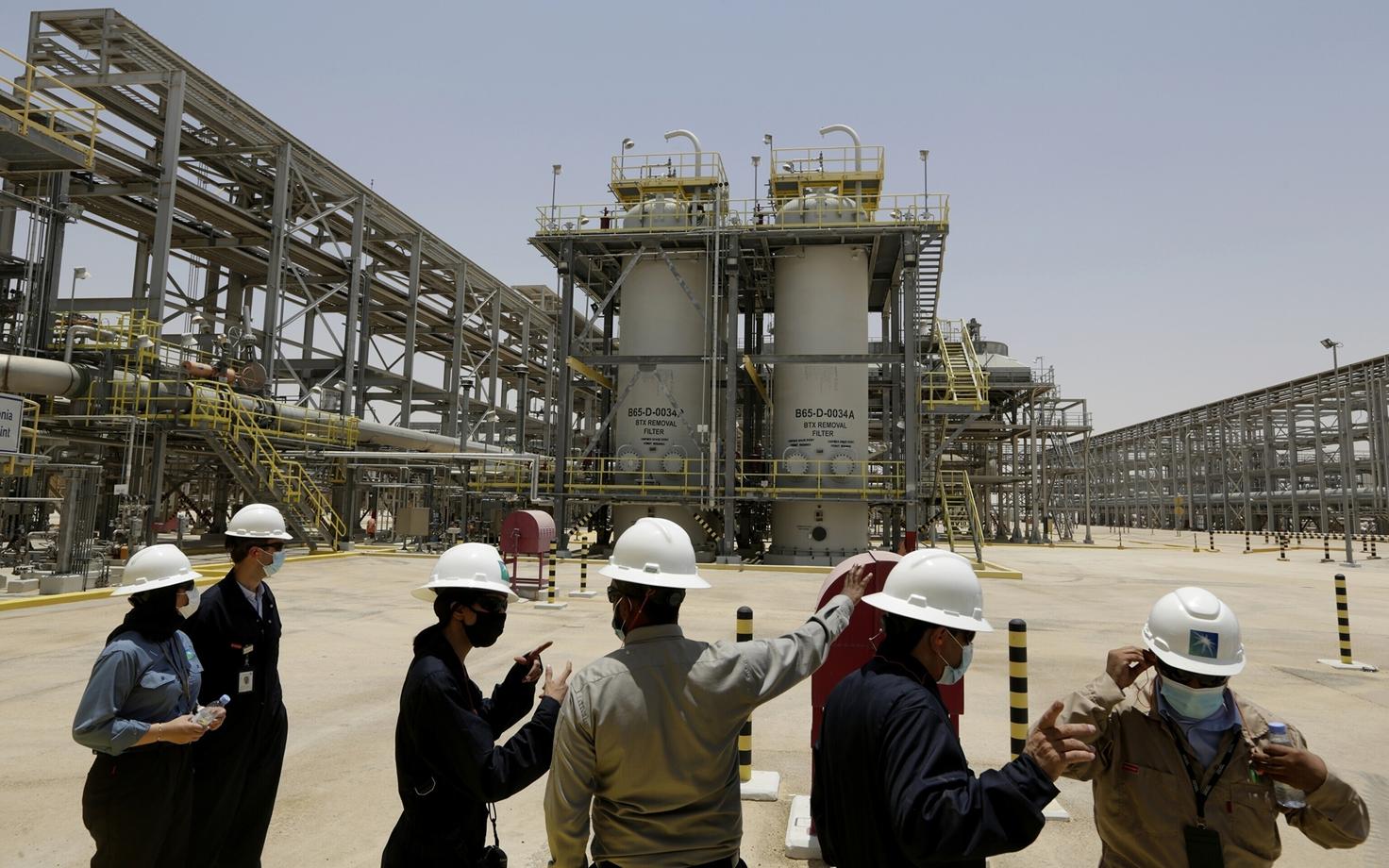 Saudi Araabia riikliku Saudi Aramco insenerid ja ajakirjanikud riigi maagaasi rajatises riigi idaosas