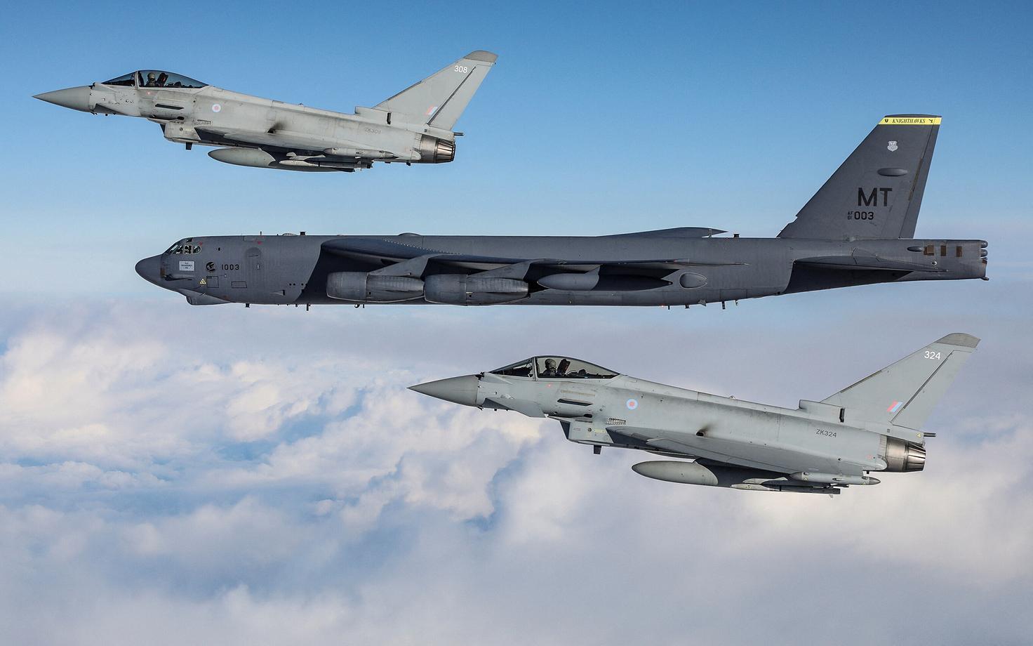 Ühendkuningriigi Eurofighter Typhoon hävitajad eskortimas USA B-52 pommitajat 2022. aasta veebruari alguses