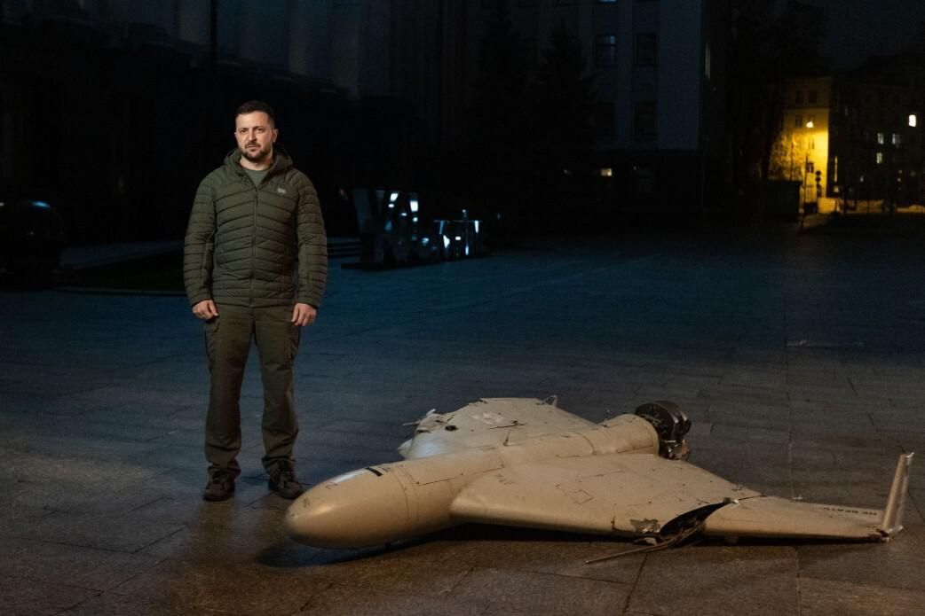 Владимир Зеленский со сбитым дроном.