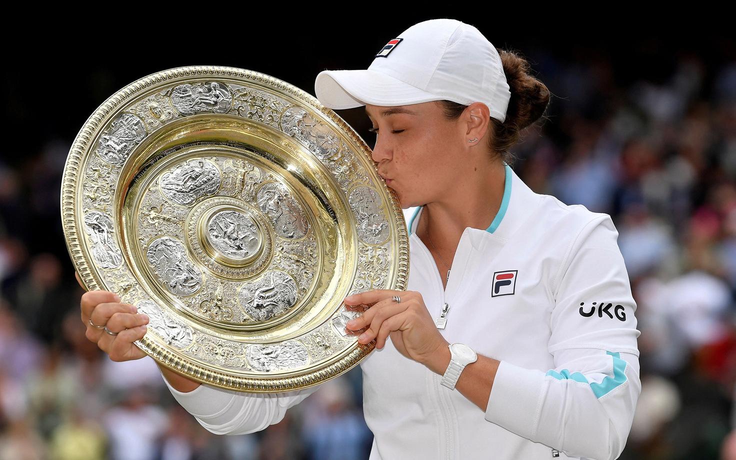 Ashleigh Barty Wimbledoni võidukarikaga.