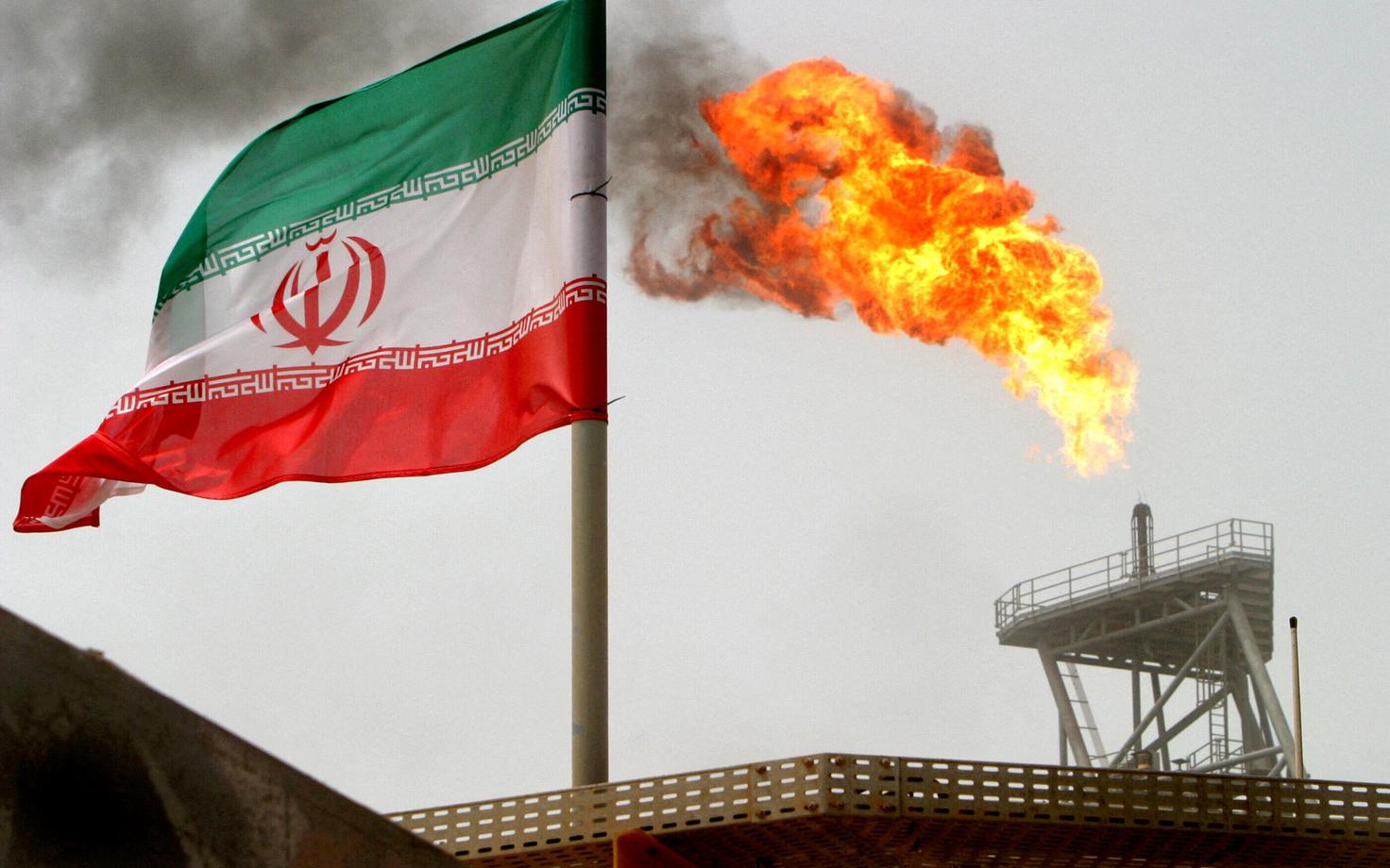 Добыча нефти в Иране.