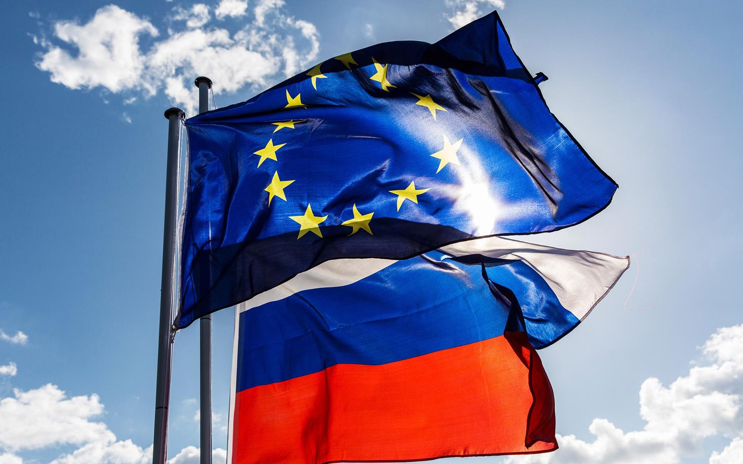 Флаги ЕС и РФ.