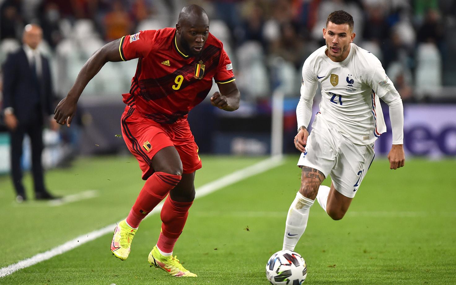 Romelu Lukaku (punases)