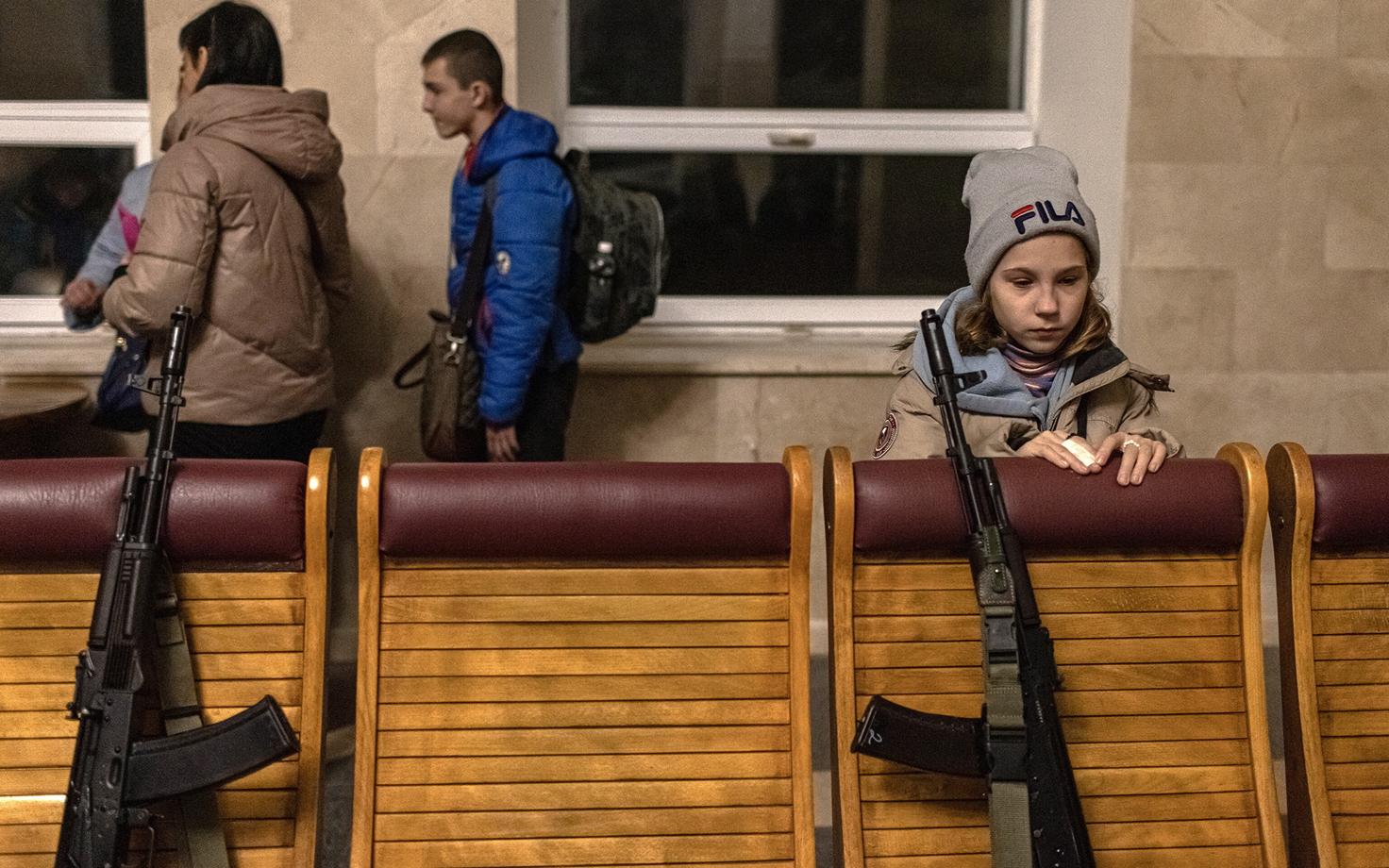 Девочка в ожидании эвакуационного поезда на вокзале Херсона в пятницу.