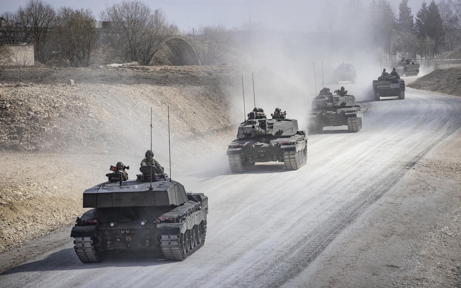 Колонна военной техники на марше.