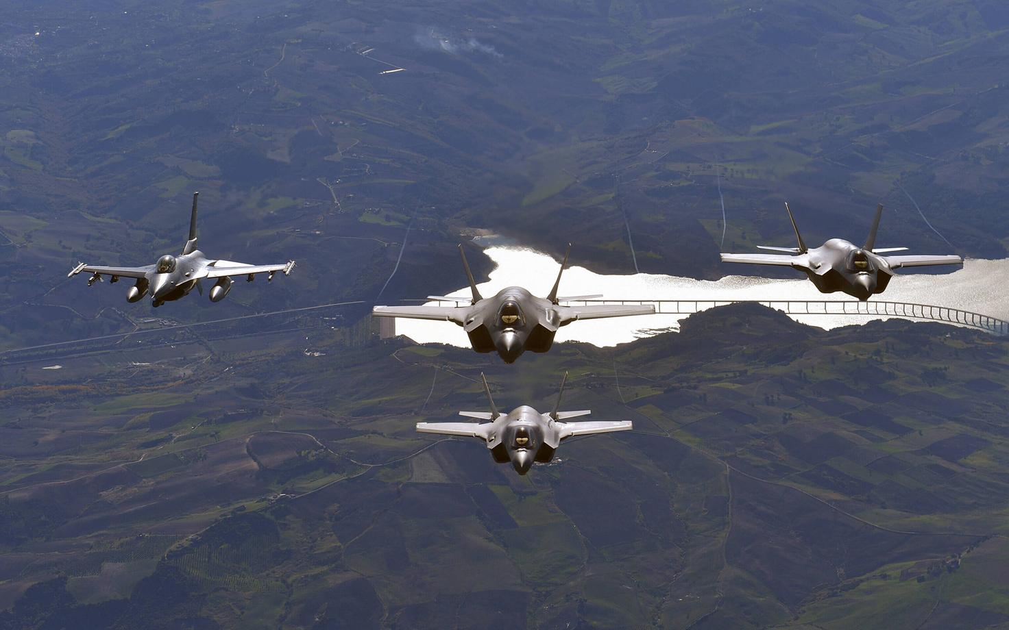 Maailma suurima relvatööstusettevõtte Lockheed Martini sõjalennukid F-16 Fighting Falcon (vasakul) ning kolm F-35A Lightning II tänavu Itaalias peetud õppustel Falcon Strike 2022.