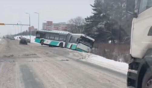 Автобус ехал без пассажиров.