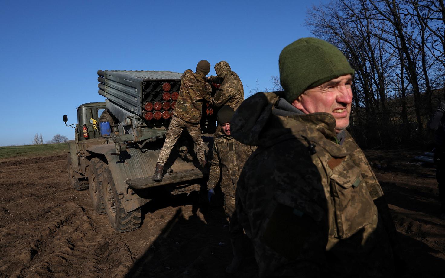 Ukraina sõdurid Grad-21 mitmikraketiheitjat laadimas