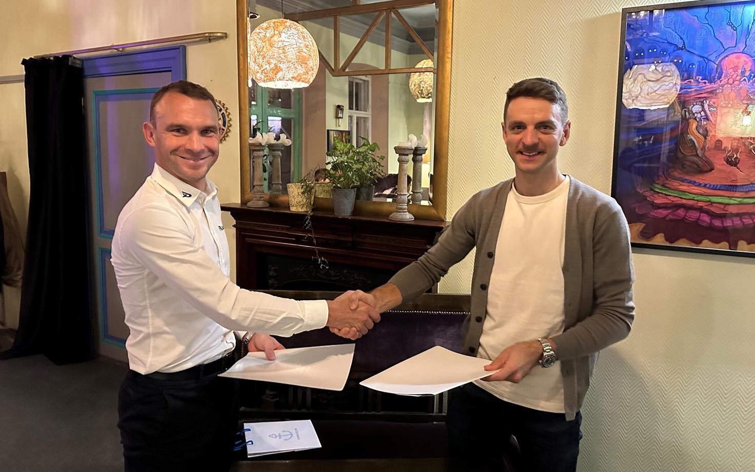 Tanel Kangert (paremal) ja Kaspar Kokk (Pelotoni jalgrattaklubi üks asutajatest).