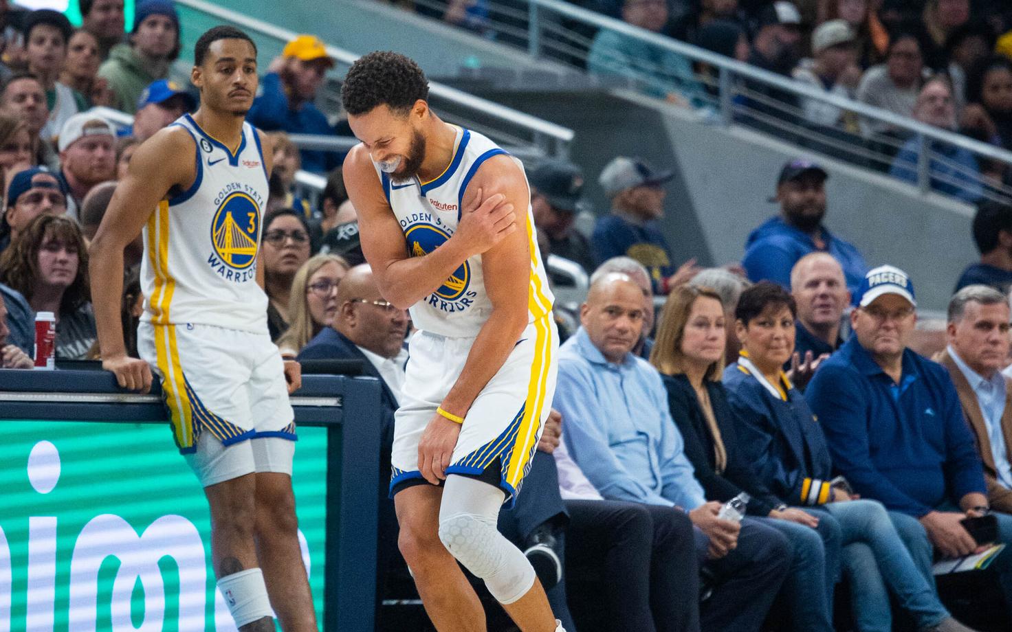 Stephen Curry vigastas õlga.