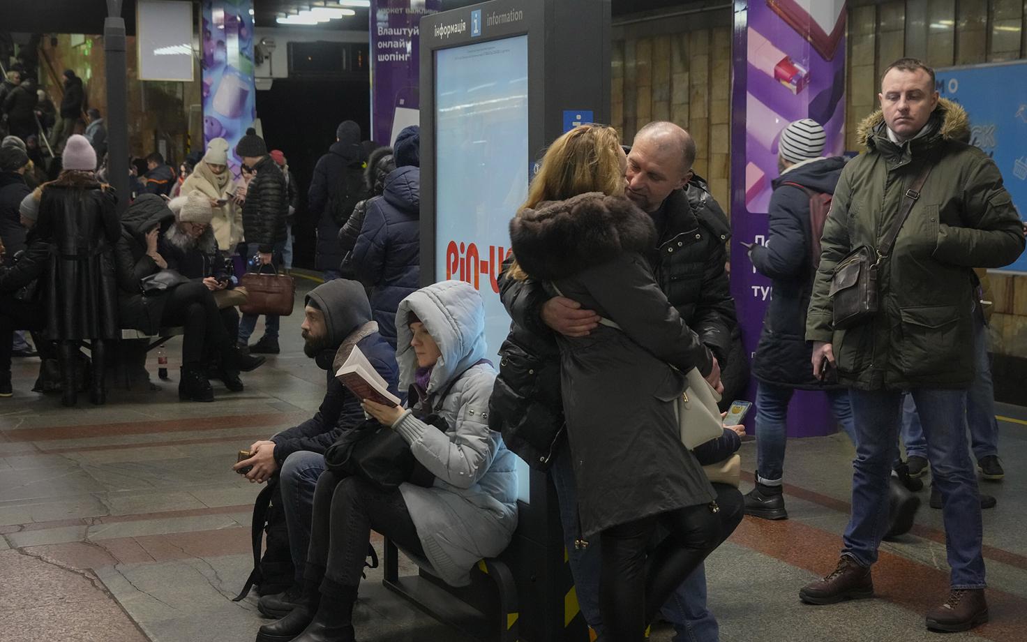 Жители Киева в бомбоубежище.