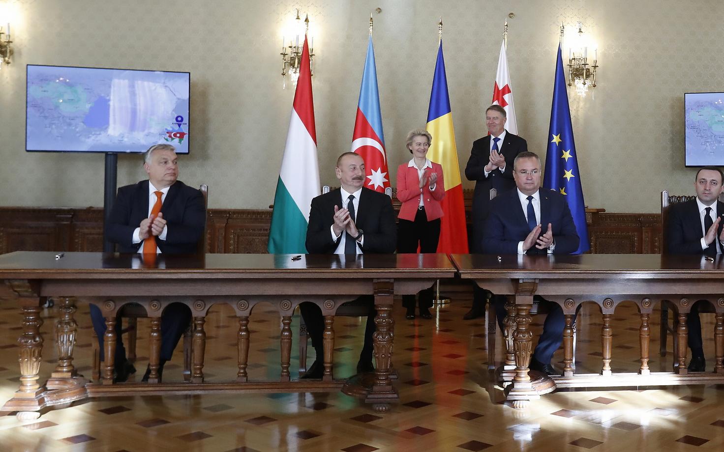 Ungari peaminister Viktor Orban, Aserbaidžaani president Ilham Alijev, Rumeenia peaminister Nicolae Ciuca ja Gruusia peaminister Irakli Garibashvili pärast lepingu allkirjastamist. Taamal Euroopa Komisjoni president Ursula von der Leyen ja Rumeenia presid