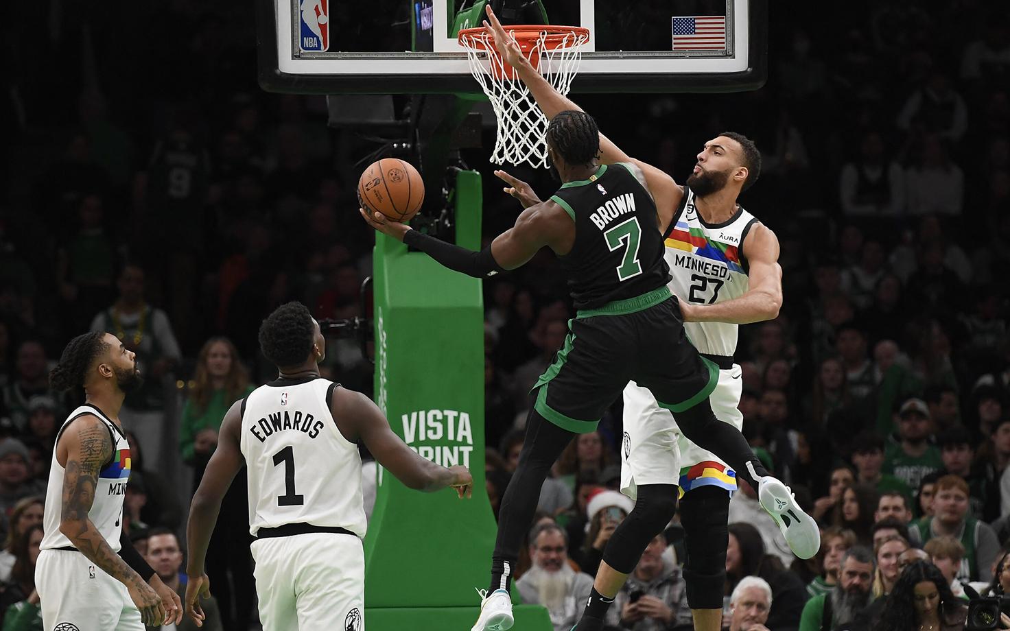 Jaylen Brown (palliga) mängus Minnesota Timberwolvesi vastu