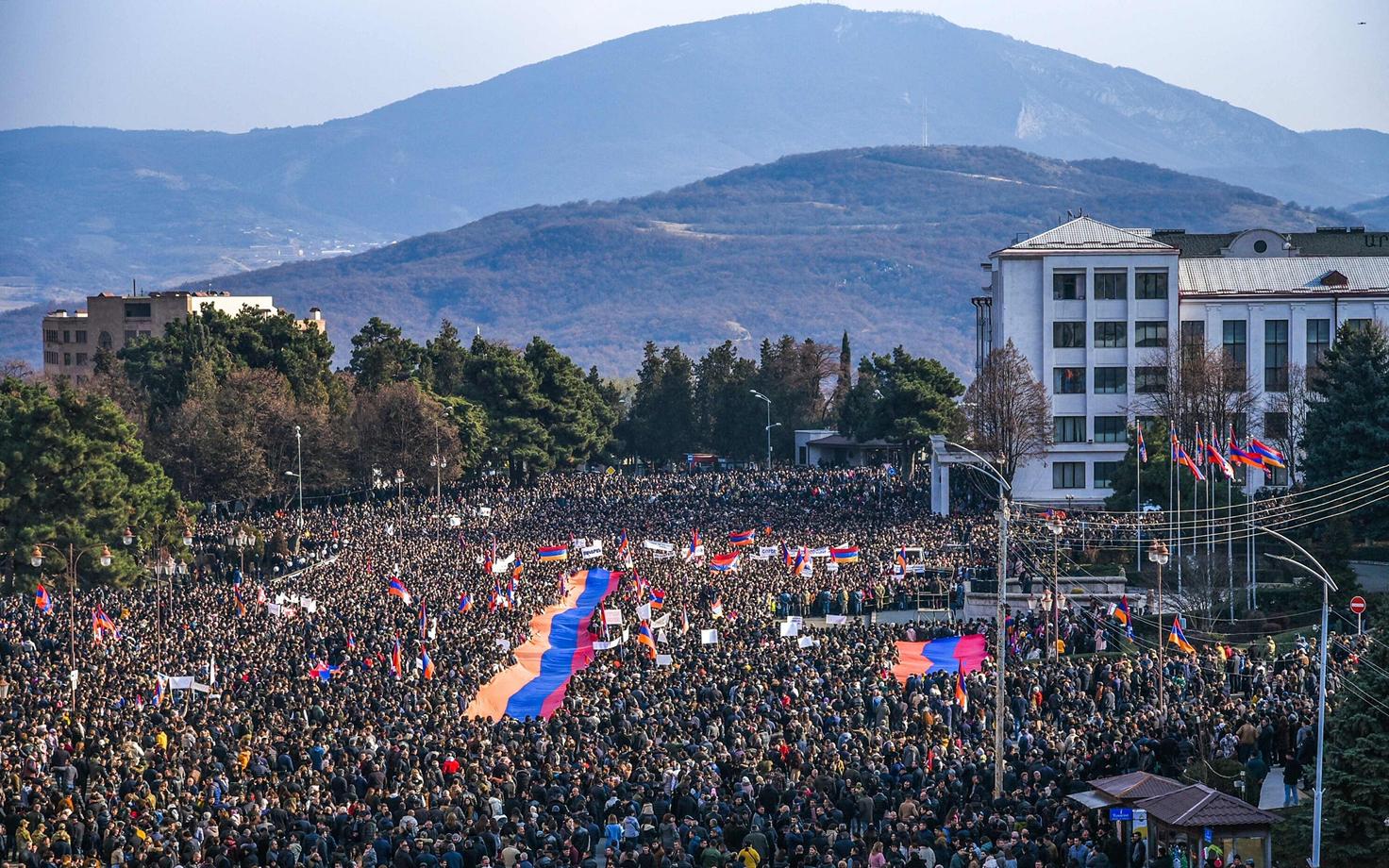 В Нагорном Карабахе прошли многотысячные митинги в знак протеста против блокады единого наземного сообщения с Арменией.